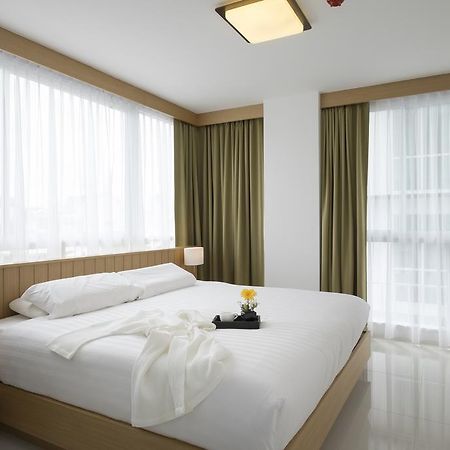 Modern Thai Suites Phuket Стая снимка