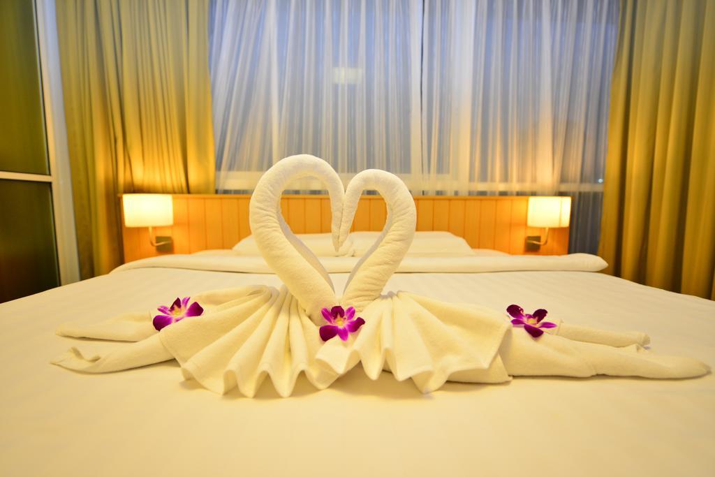 Modern Thai Suites Phuket Екстериор снимка