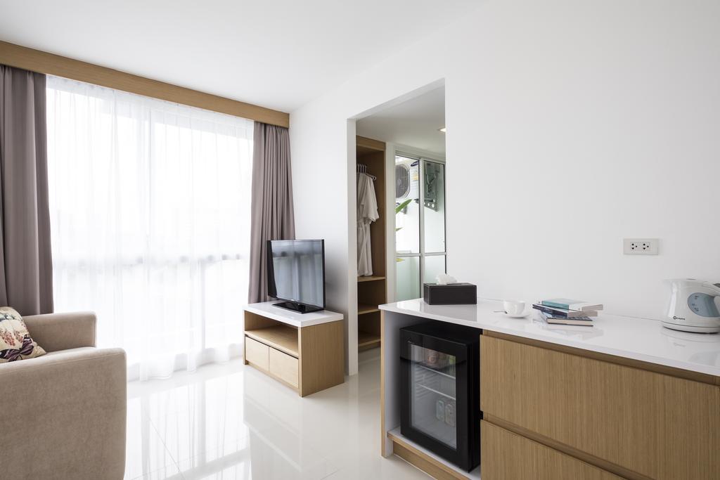 Modern Thai Suites Phuket Стая снимка